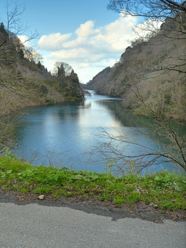 平坦な道を美しい内川湖畔をみながら