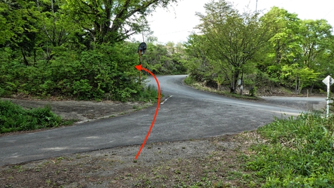 車道に出て矢印の方向に医王の里の登山道口がある