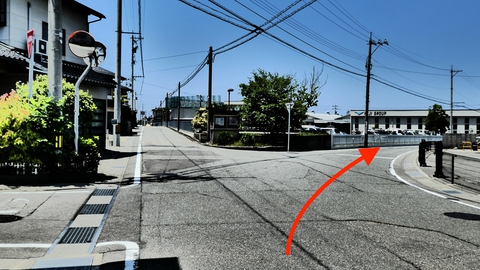 駅を背中に駐車場前から右に道沿い