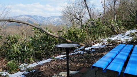 プールでよく見かける気がする部材のベンチとカウンターチェア逆さにしたテーブル