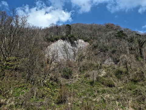 崩落箇所が。山全体がこんな感じでシュークリーム構造なのかな