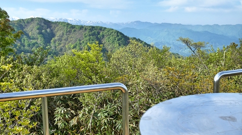 台上には立派な方位盤。そして犀奥の山々まで見える絶景