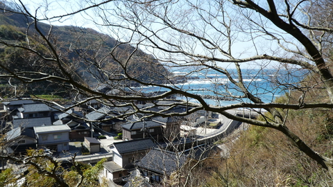 山側の急坂より、深見の町並みが離れていく