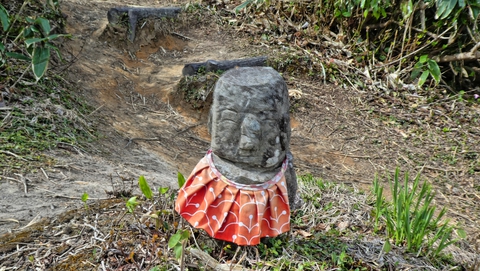 お地蔵さんもご苦労さまと笑ってる