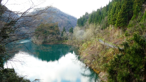 ダム湖畔の気持ちいい道