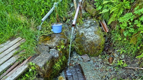 舗装路に出たら右手に水場。水が冷たくて気持ちいい