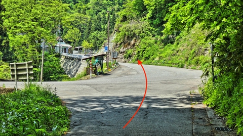 ここで県道209号に合流、右へ