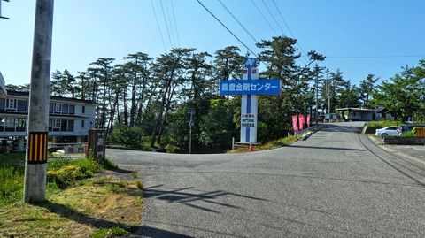 能登金剛センター前。洞窟へはここから