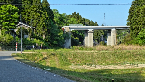 のと里山海道と再開。奥の鉄塔は鳳珠線45番