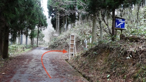 ここを右折(まっすぐでも墓地公園には帰れるので疲れた方はそちらへ)