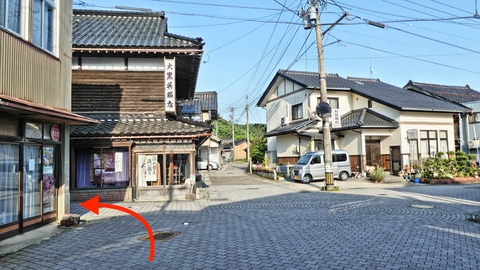 石畳の古い町並み。呉服屋の手前少路を入っていく