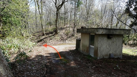 ここから先車道に入れば墓地公園はすぐ