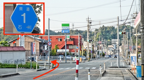 今日はじめてのコンビニ。左で穴水駅。ここが石川県道1号線