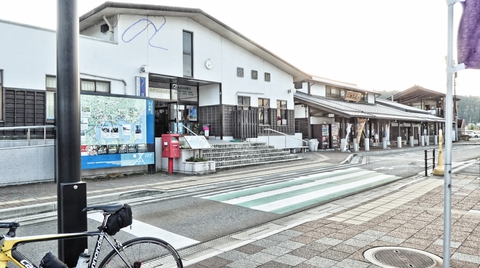 穴水駅到着。道の駅も兼ねているのでお土産も