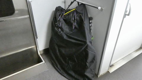前の方は輪行バックをくくりつけられるスペースが2つあり(レンタサイクルならそのままでもOK)