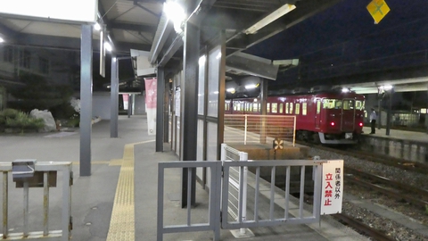 七尾駅、向こうのホームに高松への電車がスタンバイ