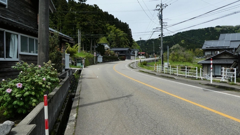 賑やかな喧騒を抜けて山間の田園風景へ