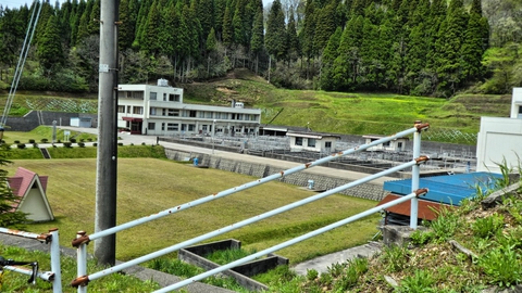 水道管理事務所。前は登り坂