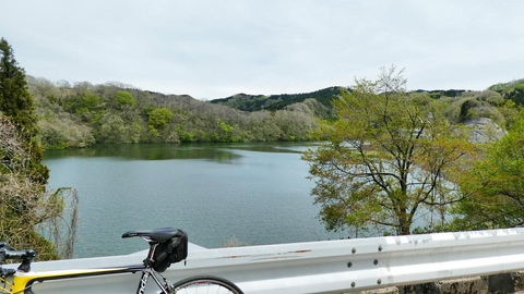 湖畔の北側、福岡宮島峡公園線でダム沿いに走れる