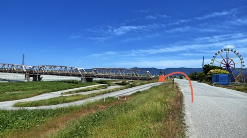 遊園地手前、手取川橋の下を通過
