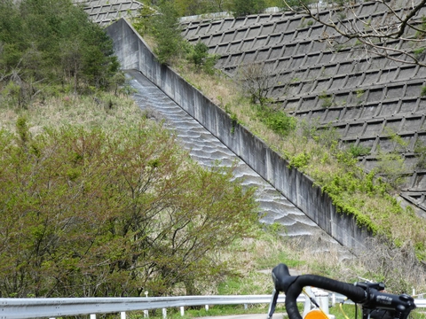 五位ダム放流路。模様が綺麗