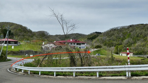 家族旅行村が見えてくるので道なりに