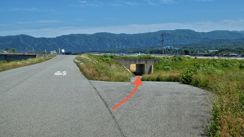 辰口橋は下にトンネルがある