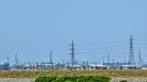 対岸に見えるのが川北変電所、そこから延びるのが能美川北線鉄塔