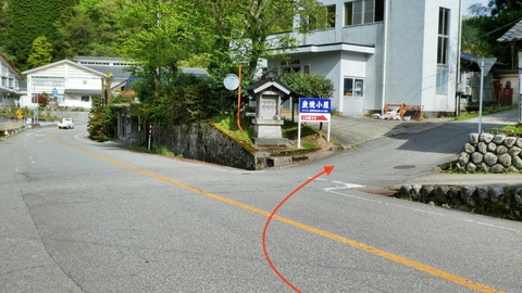西広谷バス亭の前、炭焼小屋看板を右折