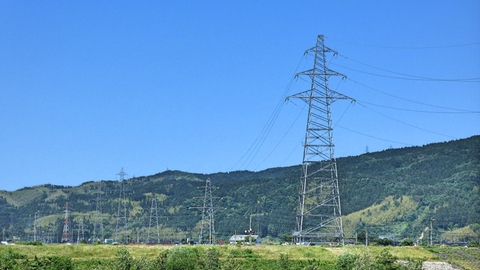対岸方向の北陸幹線。2番めと3番目(111番と112番)がやたらシブい
