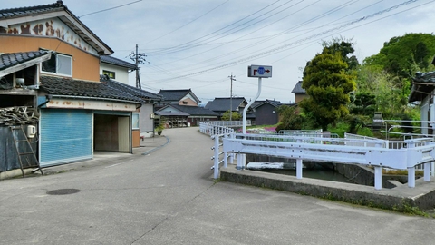 県道沿いに大きな用水が流れる