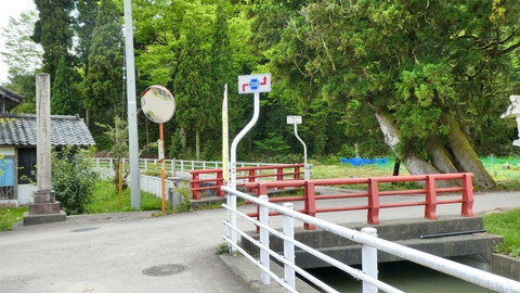 用水沿いに蛇行