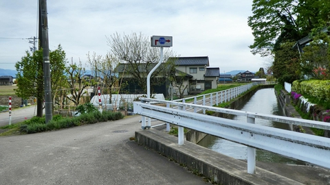 ここも県道359号の案内に従い用水沿いに
