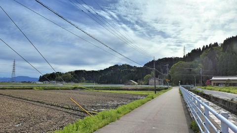 山に登っているのは金沢からの北金沢線とさっきくぐった南福岡線の併架鉄塔