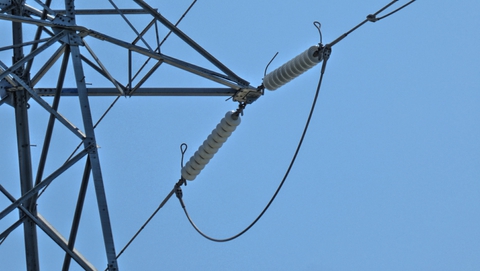 ガイシの数で電圧がわかる。手前手取幹線は10玉で154kV