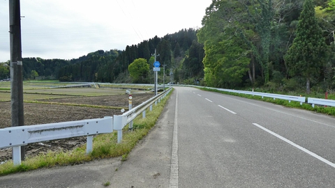 隣の県道32号は車が多いが、こちらの359号は快適