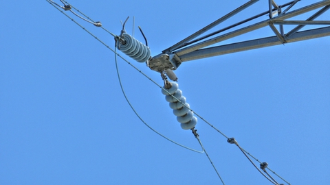 ガイシの数で電圧がわかる。鶴来第1線は5玉で77kV