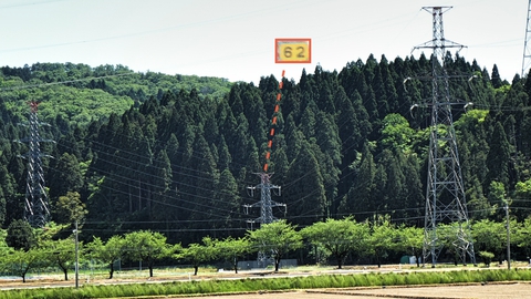 こちらは手取幹線。154kVは基本的に大きいのだが62番だけやたらチビ鉄塔