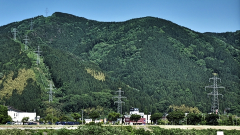 本コース最後の送電線、大黒部幹線が山から降りてきている