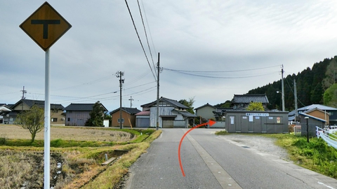 突き当りは山沿いに右