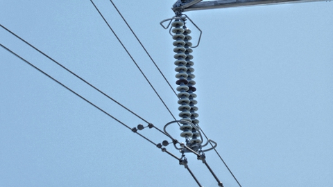 ガイシの数で電圧がわかる。黒玉は10個おきだから18玉。今回最大の275kV。しかも2本1組の2導体