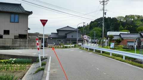 ここは真っ直ぐ用水沿いに