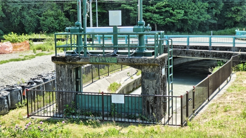 宮竹用水は対岸の七ヶ月用水から巨大な手取川の地下をサイフォンの原理で水を通している