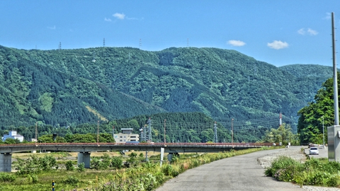 やがて見える河口から6番目の橋。天狗橋。真っ赤なカラーが印象的