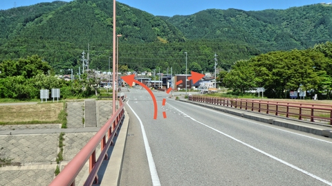 橋の上は車道と合流するので注意。左で本コース。右でキャニオンロード瀬女コース