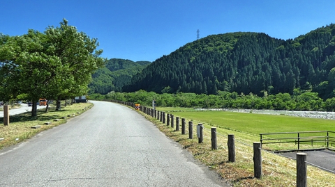 しばらく河川敷道路を進む