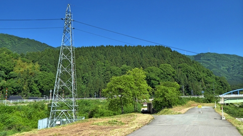河川道路は終わりトンネルを潜る。左は電柱電圧鉄塔