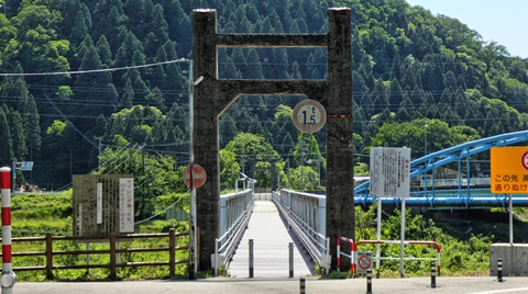 かつては対岸の道の駅からこの歩行者用橋を渡って一宮駅前からキャニオンロードがスタートしていた