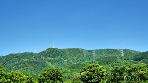 左手の後高山奥獅子吼尾根には500kV加賀幹線(奥)と275kV加賀金津線(手前)が並走