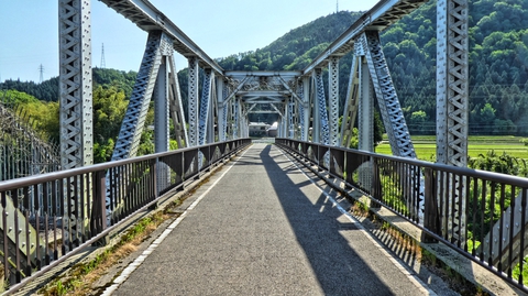 金名橋。トラス構造の自転車歩行者専用橋。横には手取川の渓谷が見える